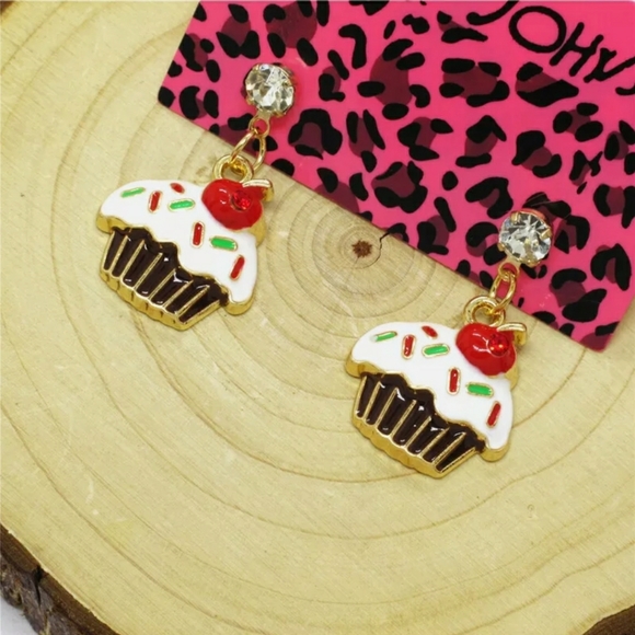 Adorable red Crystal Cherry cupcake earrings - Picture 3 of 6